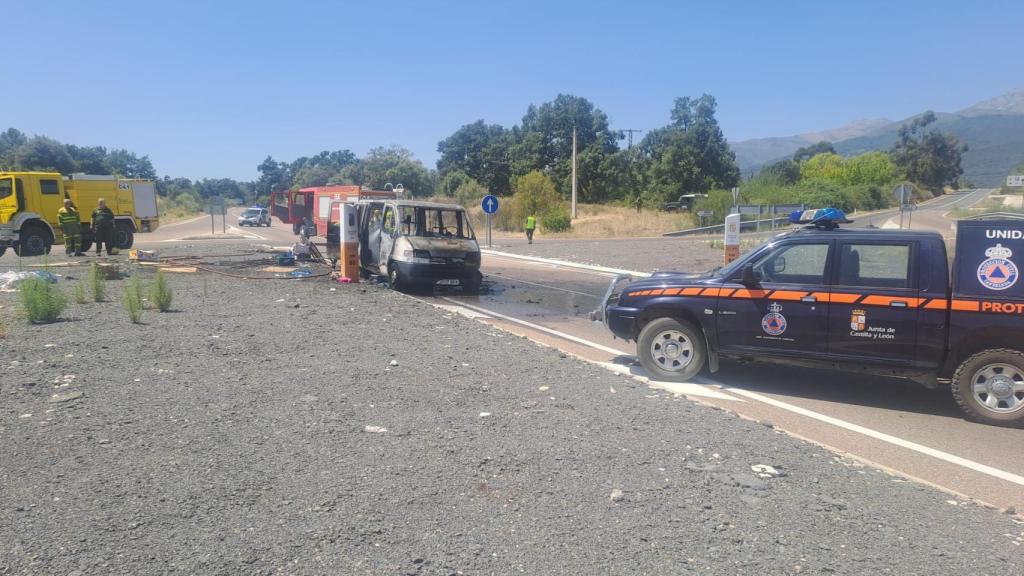 Incendio de una furgoneta en Candeleda