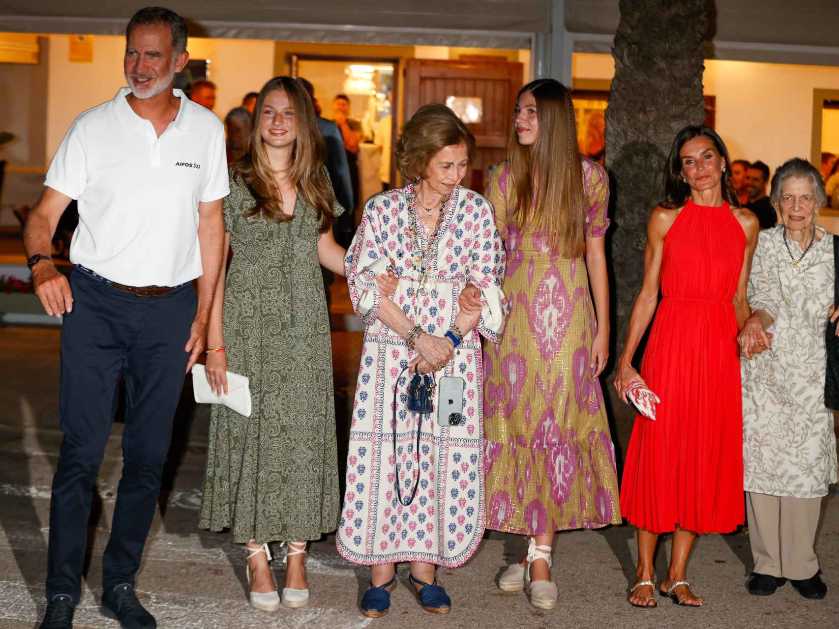 La Familia Real junto a la princesa Irene de Grecia a la salida del restaurante Mía, en Palma.