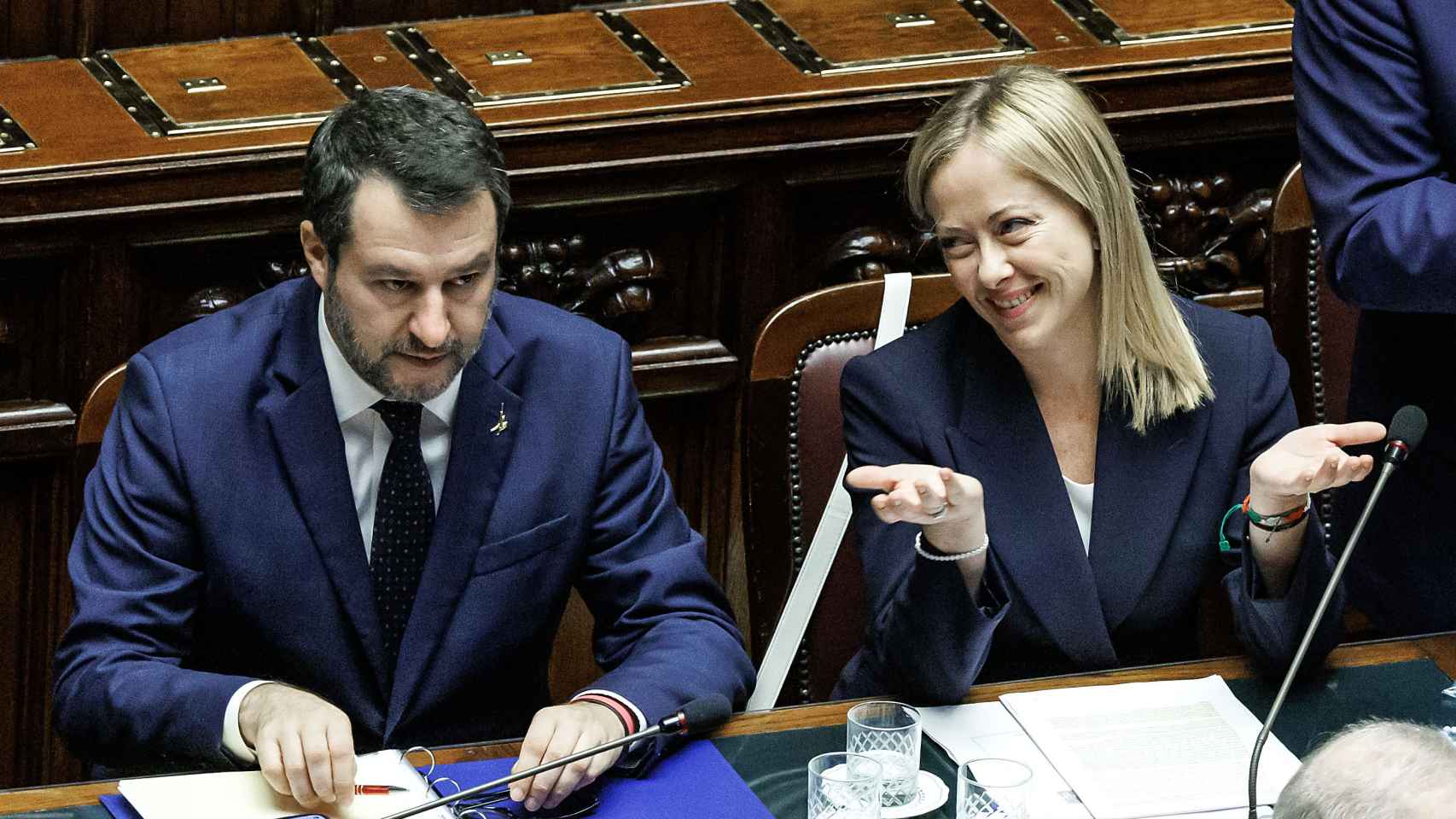 Matteo Salvini, vicepresidente del Gobierno de Italia y ministro de Transportes, junto a Giorgia Meloni, primera ministra del país, durante una sesión del Parlamento en octubre del año pasado.