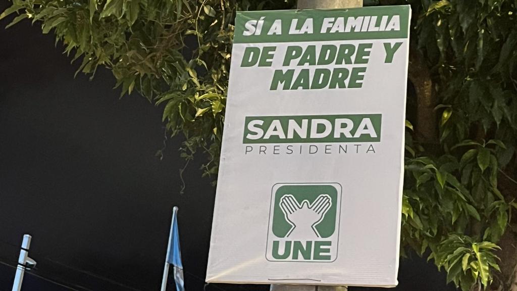 Un cartel de la UNE visto en las calles de Guatemala reza: Sí a la familia de padre y madre.