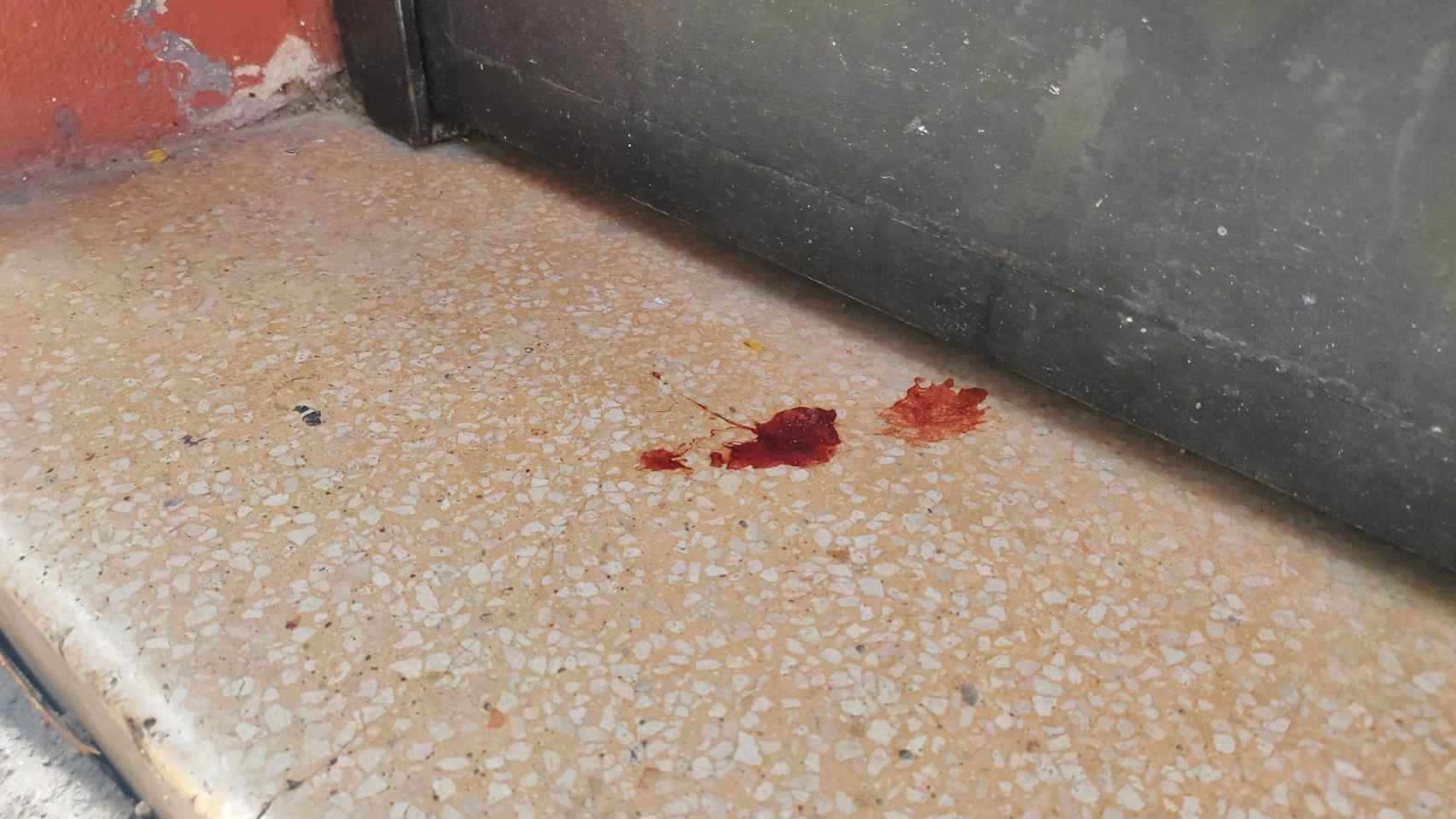 Una mancha de sangre en un portal cercano a la discoteca.