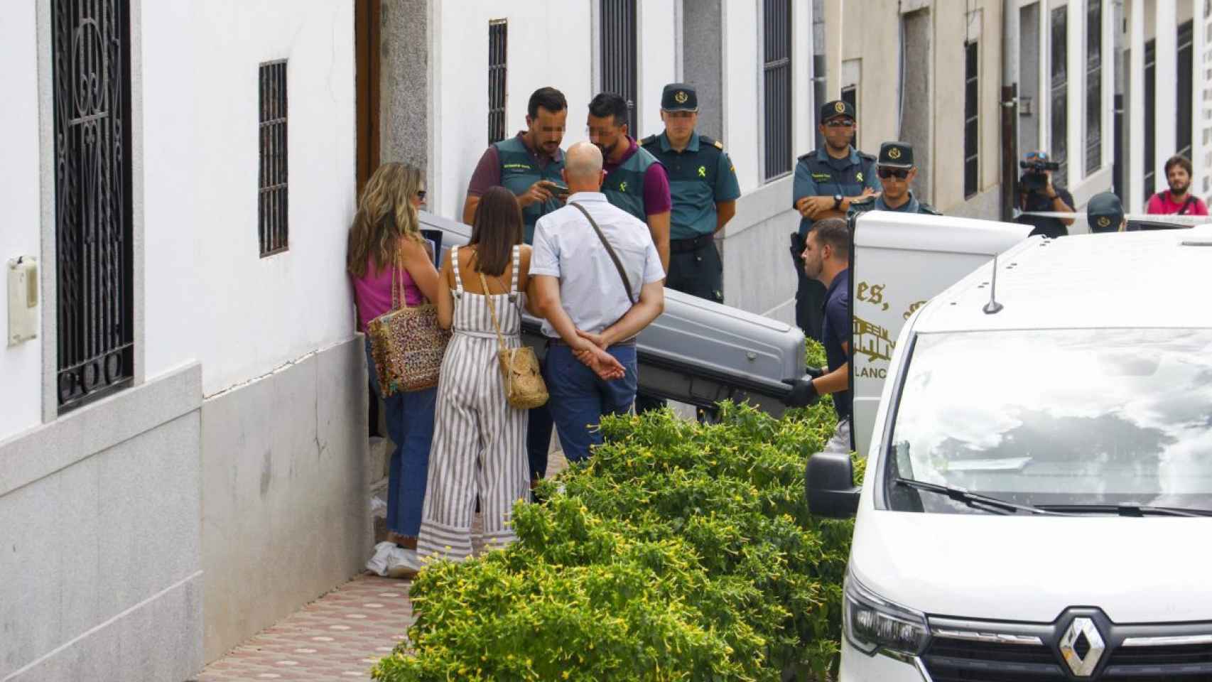 Miembros de la Guardia Civil y la funeraria retiran los cuerpos de una pareja que está siendo investigado como un caso de asesinato machista en Pozoblanco.