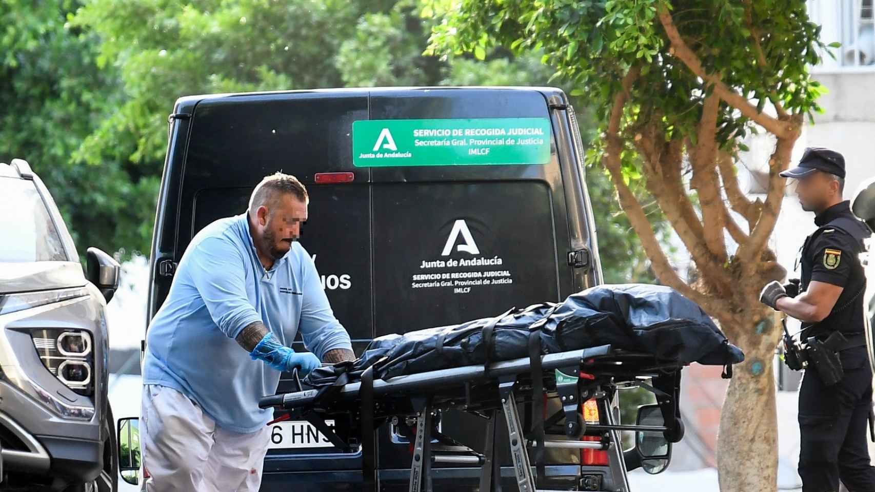 Un sanitario transporta el cadáver de una de las últimas víctimas de violencia de género en Andalucía.