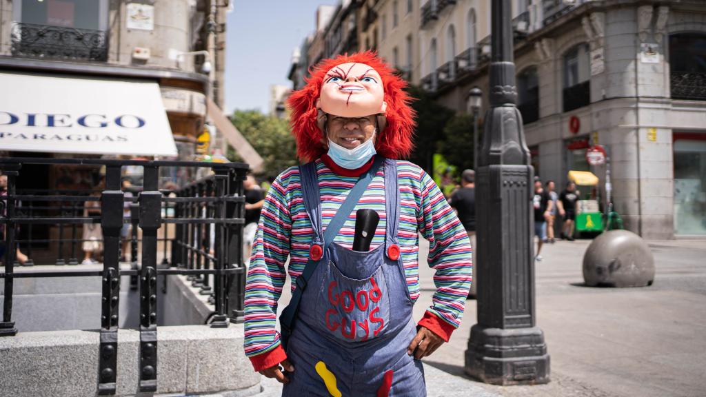 Carlos, peruano de 50 años, disfrazado de Chucky.