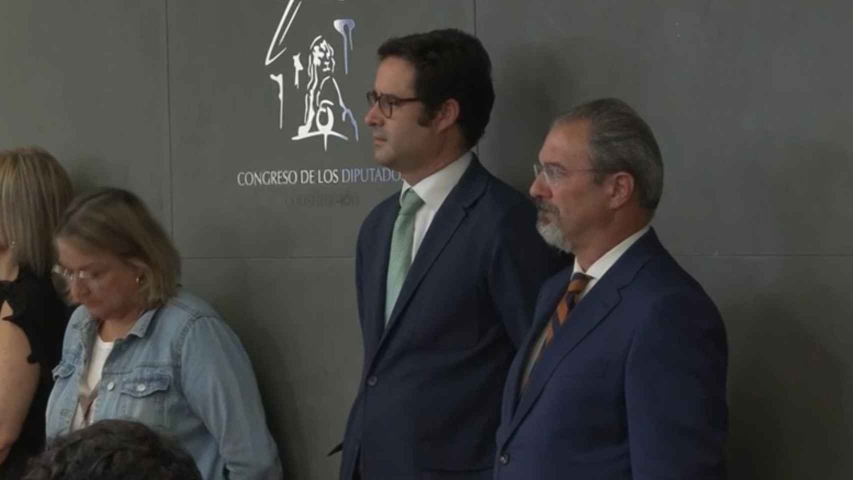 Ignacio de Hoces junto a Carlos Flores Juberías, este martes, en la sala de prensa del Congreso.