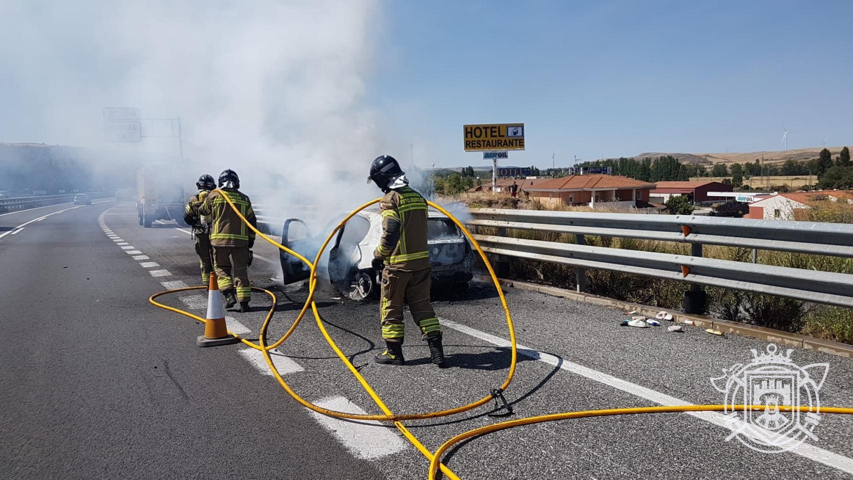 Los bomberos del Ayuntamiento de Burgos trabajando en la extinción del incendio en la A-62