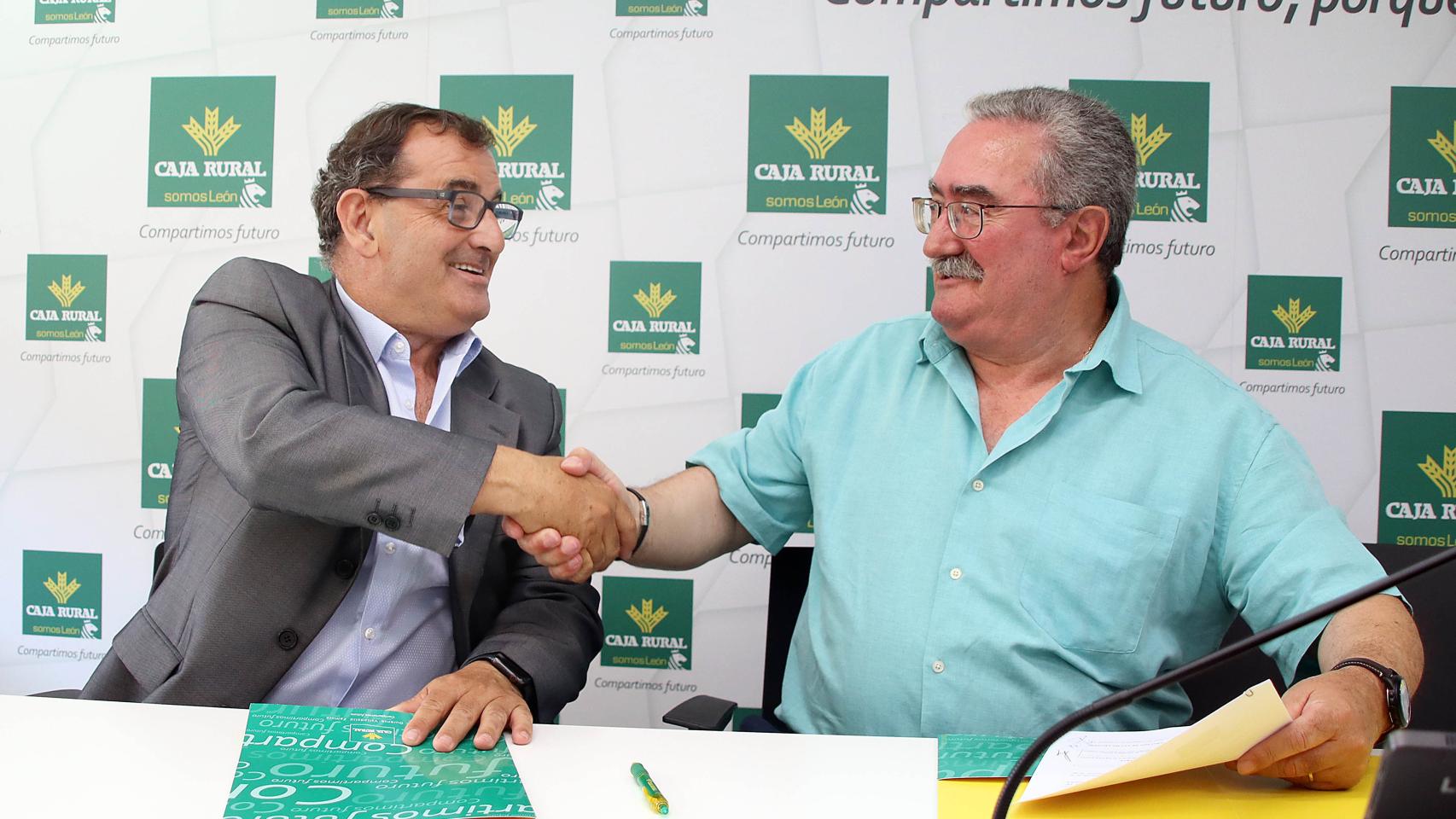 El presidente de la Federación de Lucha Leonesa, Ángel Rivero, y el director de Comunicación de Caja Rural, Narciso Prieto firmando el acuerdo