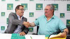El presidente de la Federación de Lucha Leonesa, Ángel Rivero, y el director de Comunicación de Caja Rural, Narciso Prieto firmando el acuerdo