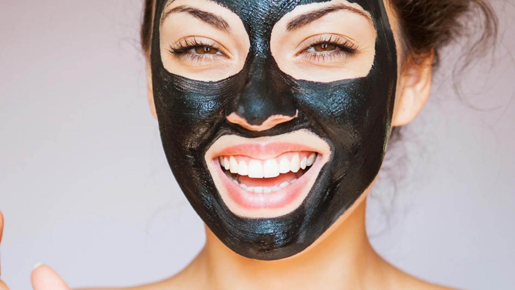 Modelo con una mascarilla contra puntos negro.