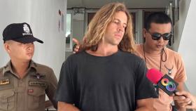 Daniel Sancho al salir de la comisaría de Koh Samui.