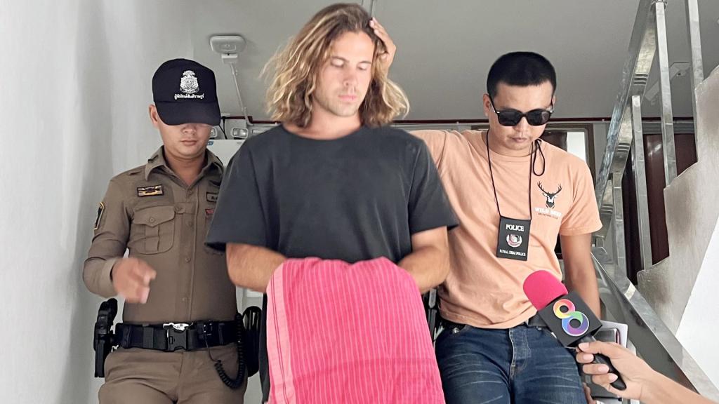 Daniel Sancho ha ocultado sus manos esposadas debajo de una toalla.