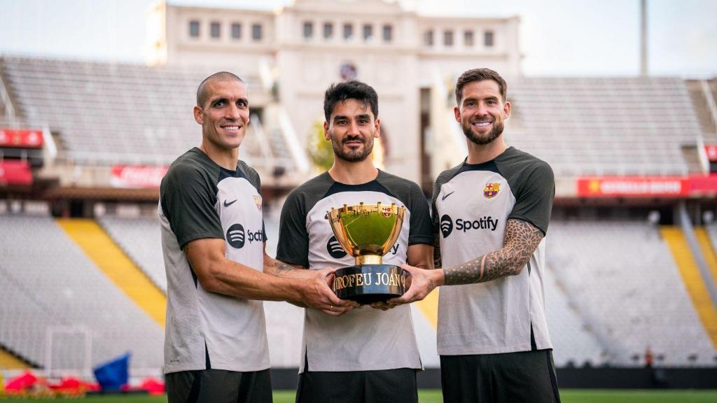 Los nuevos fichajes del FC Barcelona sostienen el trofeo Joan Gamper