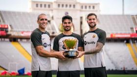 Los nuevos fichajes del FC Barcelona sostienen el trofeo Joan Gamper