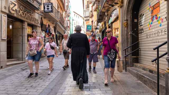 Personas paseando por Toledo. Foto: Javier Longobardo.