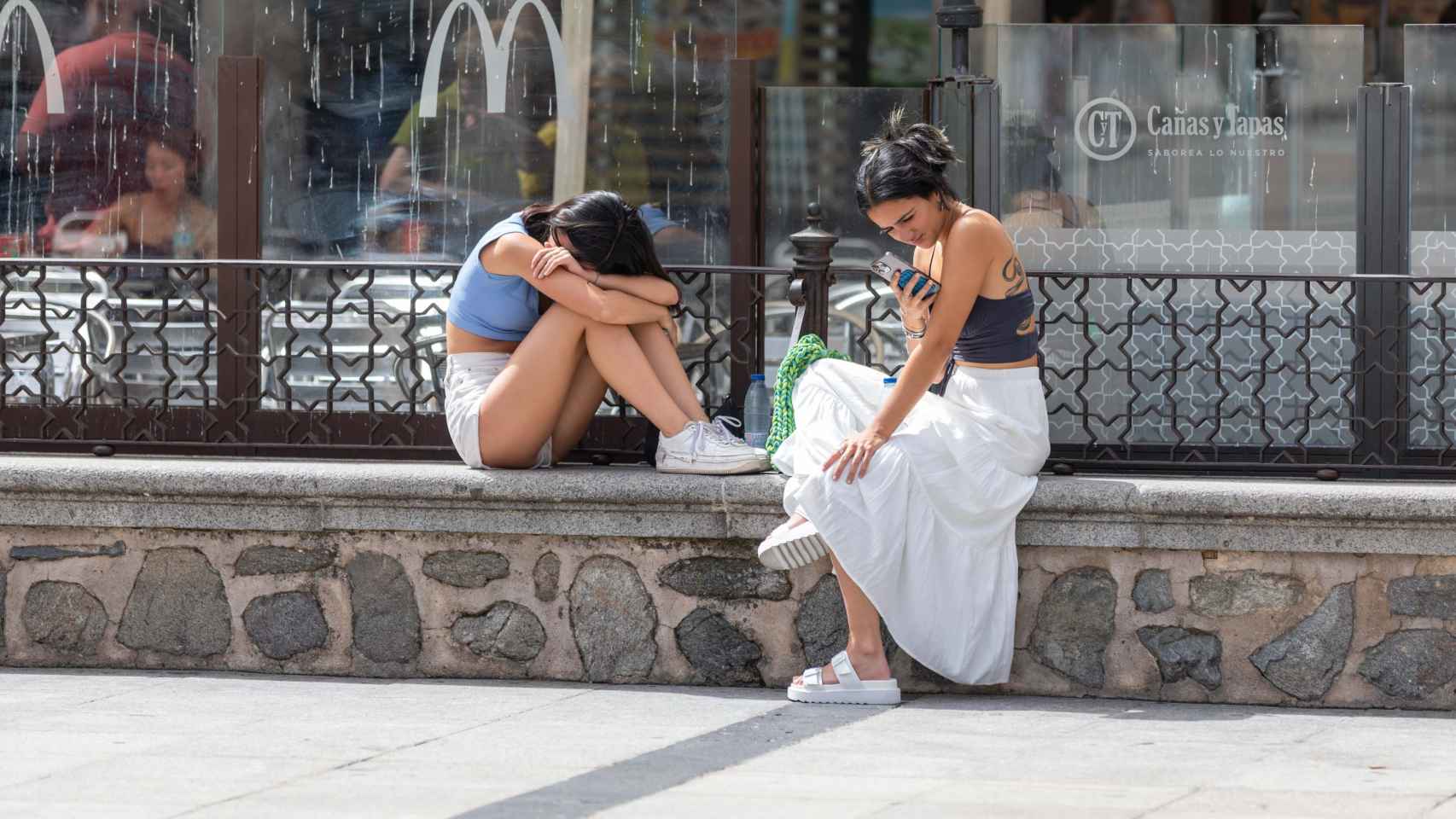 Dos turistas en la plaza de Zocodover de Toledo. / Foto: Javier Longobardo.