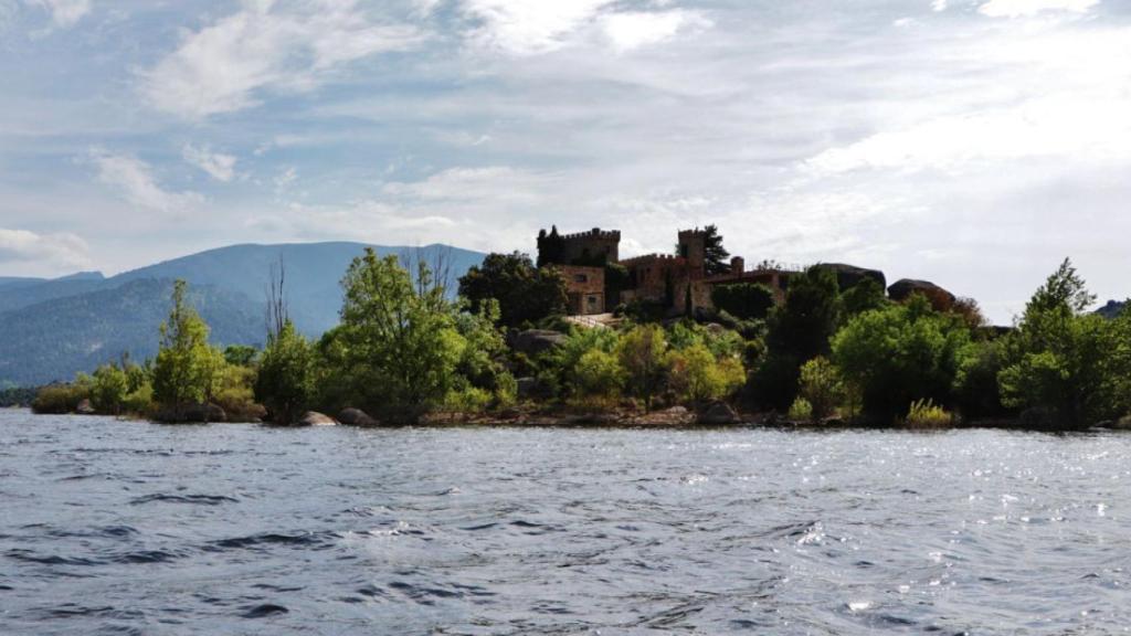 Castillo en mitad de un lago a la venta en El Barraco, Ávila