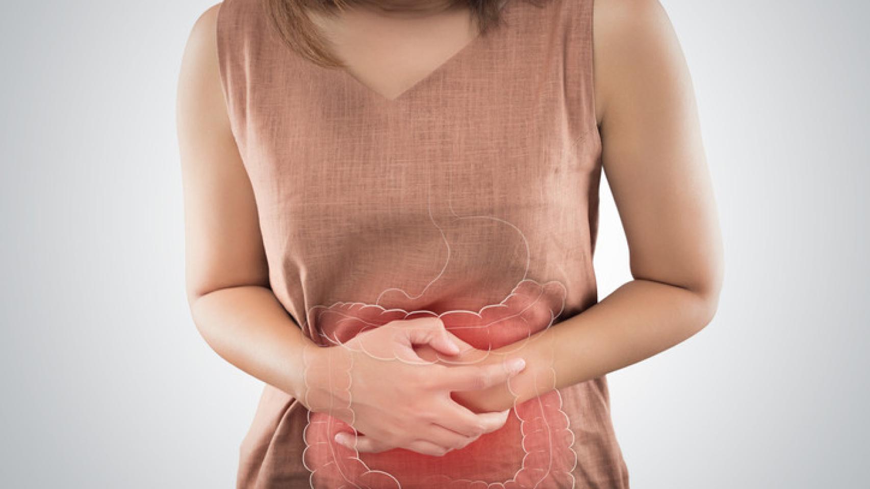 Una mujer con dolor en el estómago. Foto: iStock.