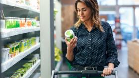 Mujer haciendo la compra en el supermercado. Foto: iStock.