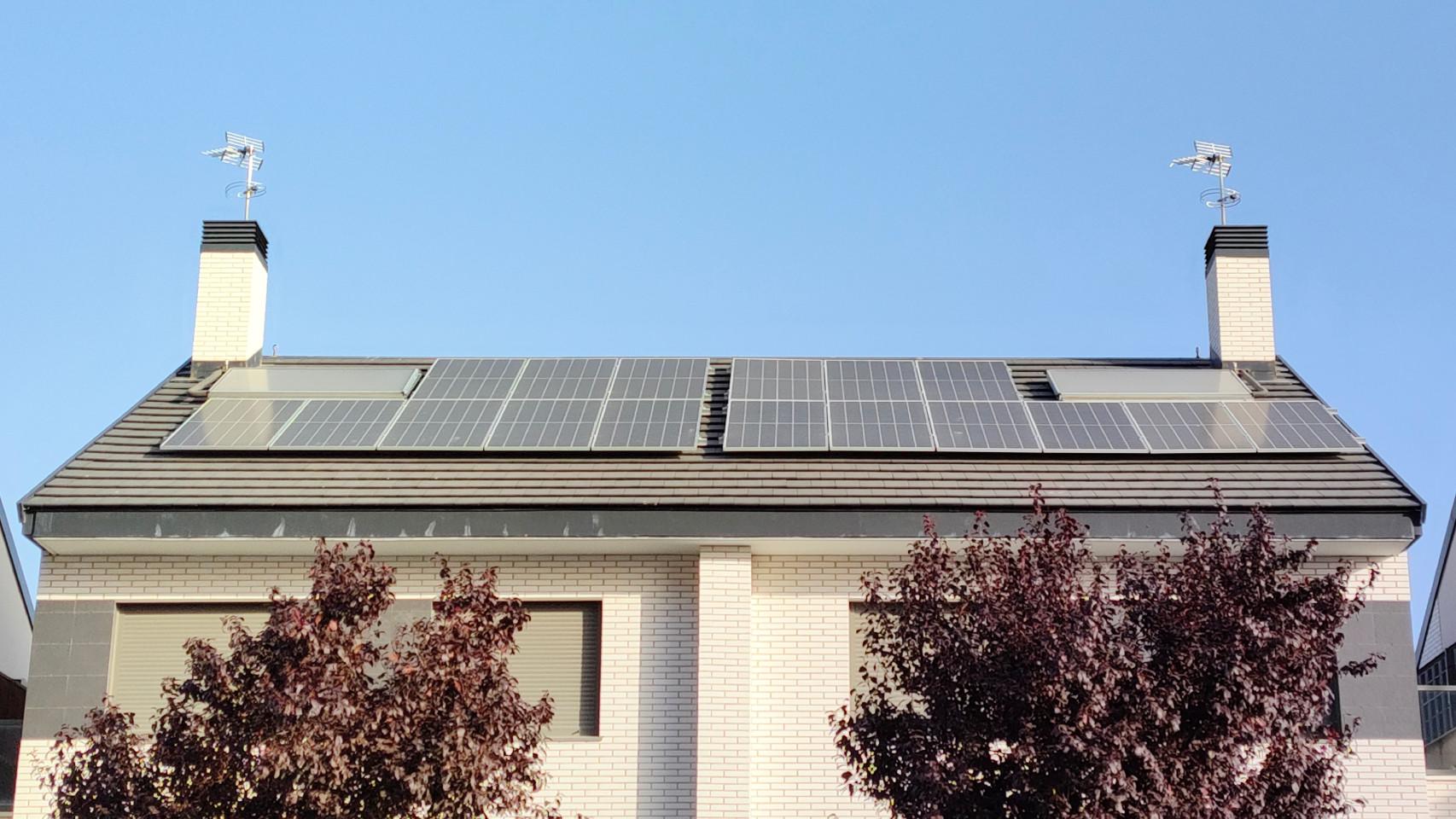Placas solares instaladas en un tejado