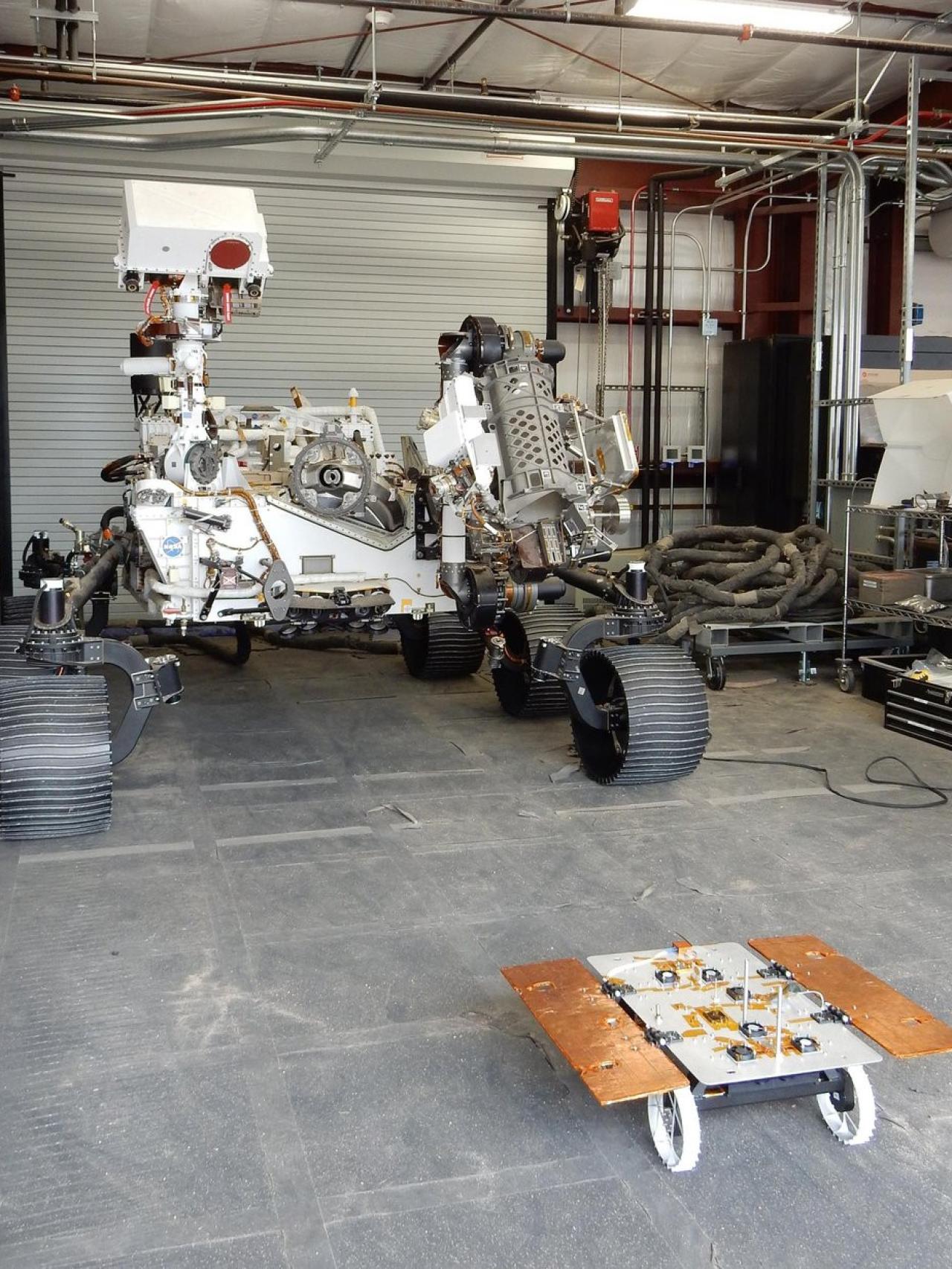 Rover CADRE junto al gigante rover Perseverance (Optimism)
