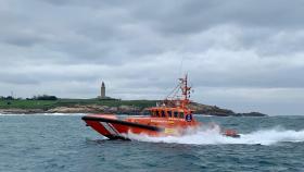 Remolcado un pesquero con tres personas a bordo en Laxe (A Coruña) tras quedarse sin máquina
