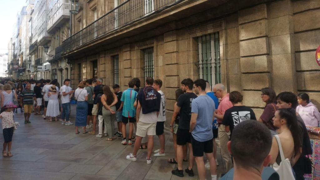 Enormes colas en la calle Real de A Coruña para hacerse con una camiseta de fútbol vintage