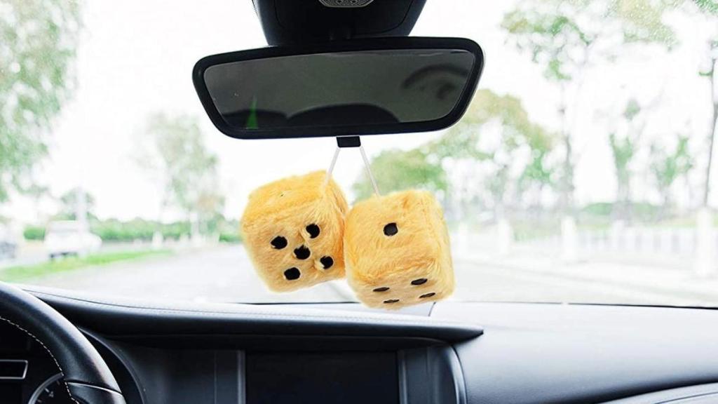 Un adorno colgando de un retrovisor de un coche.