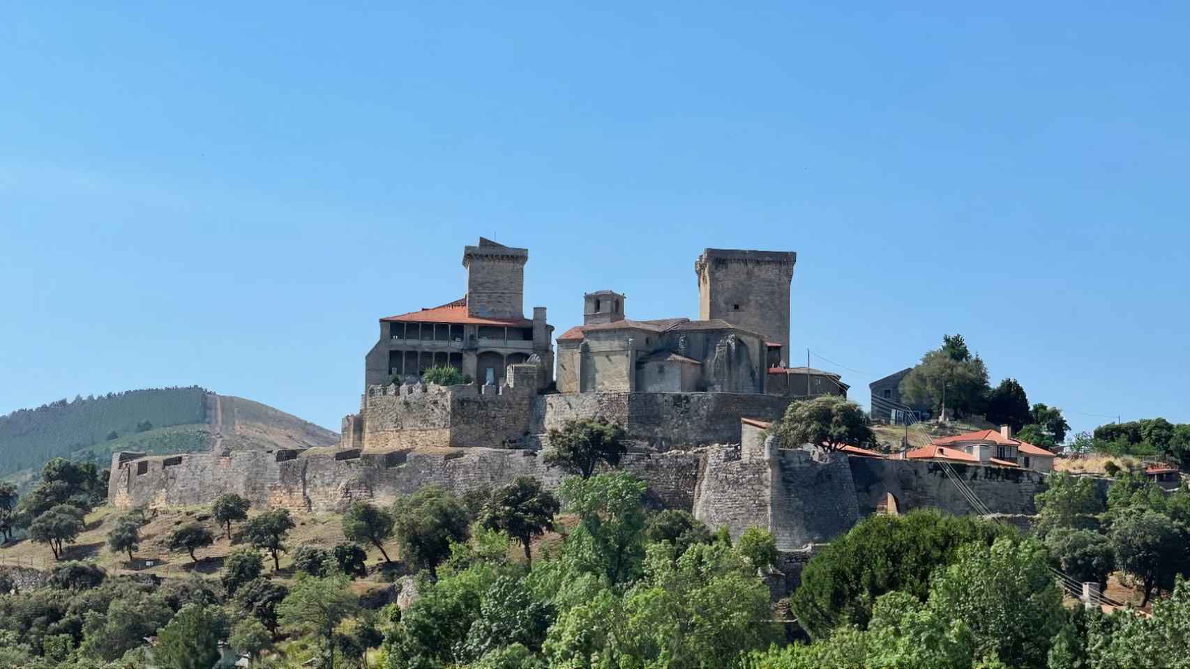 Vista general del Castillo de Monterrei.