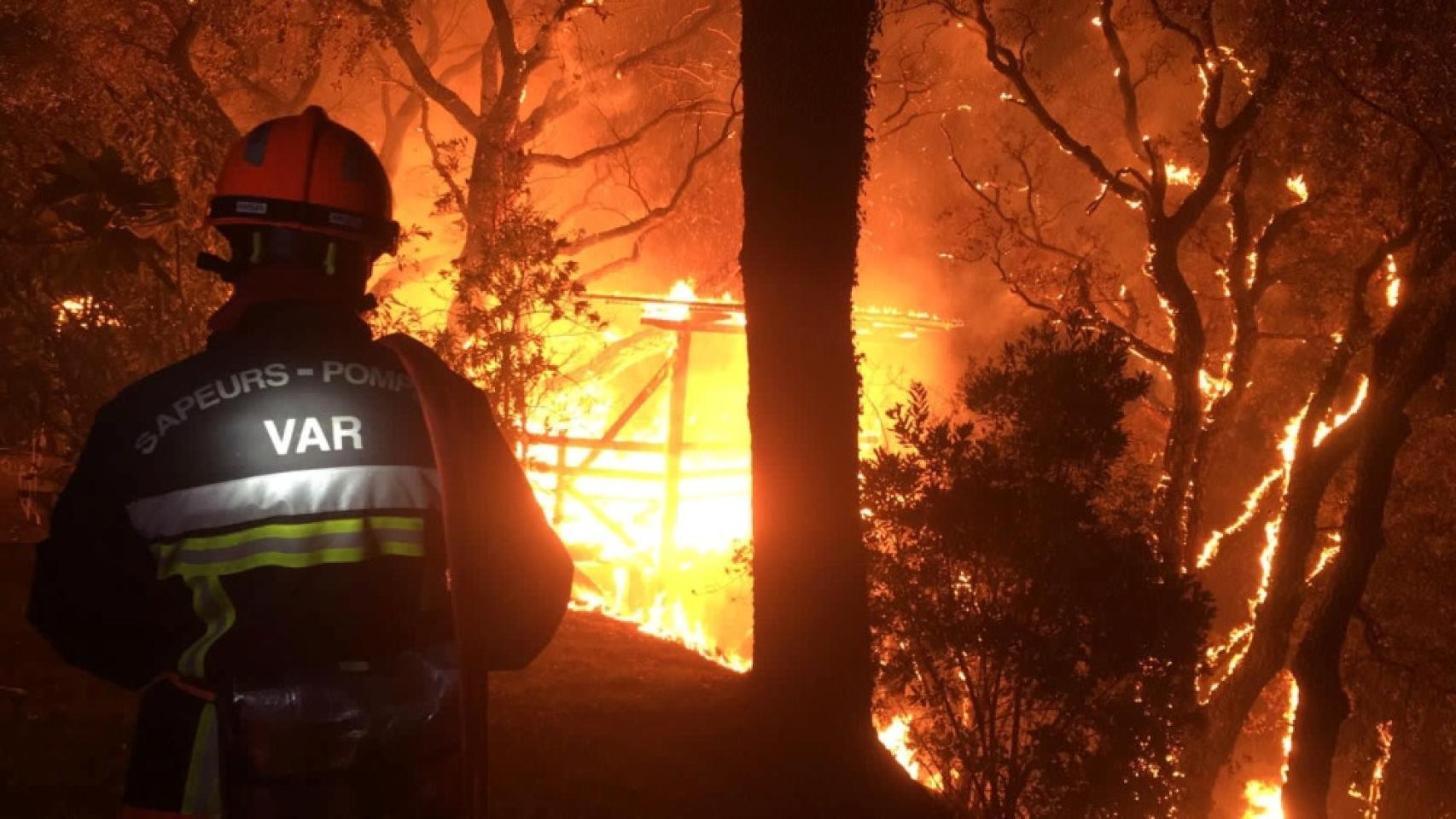 Un bombero francés durante las tareas de extinción de un incendio. Imagen de archivo.