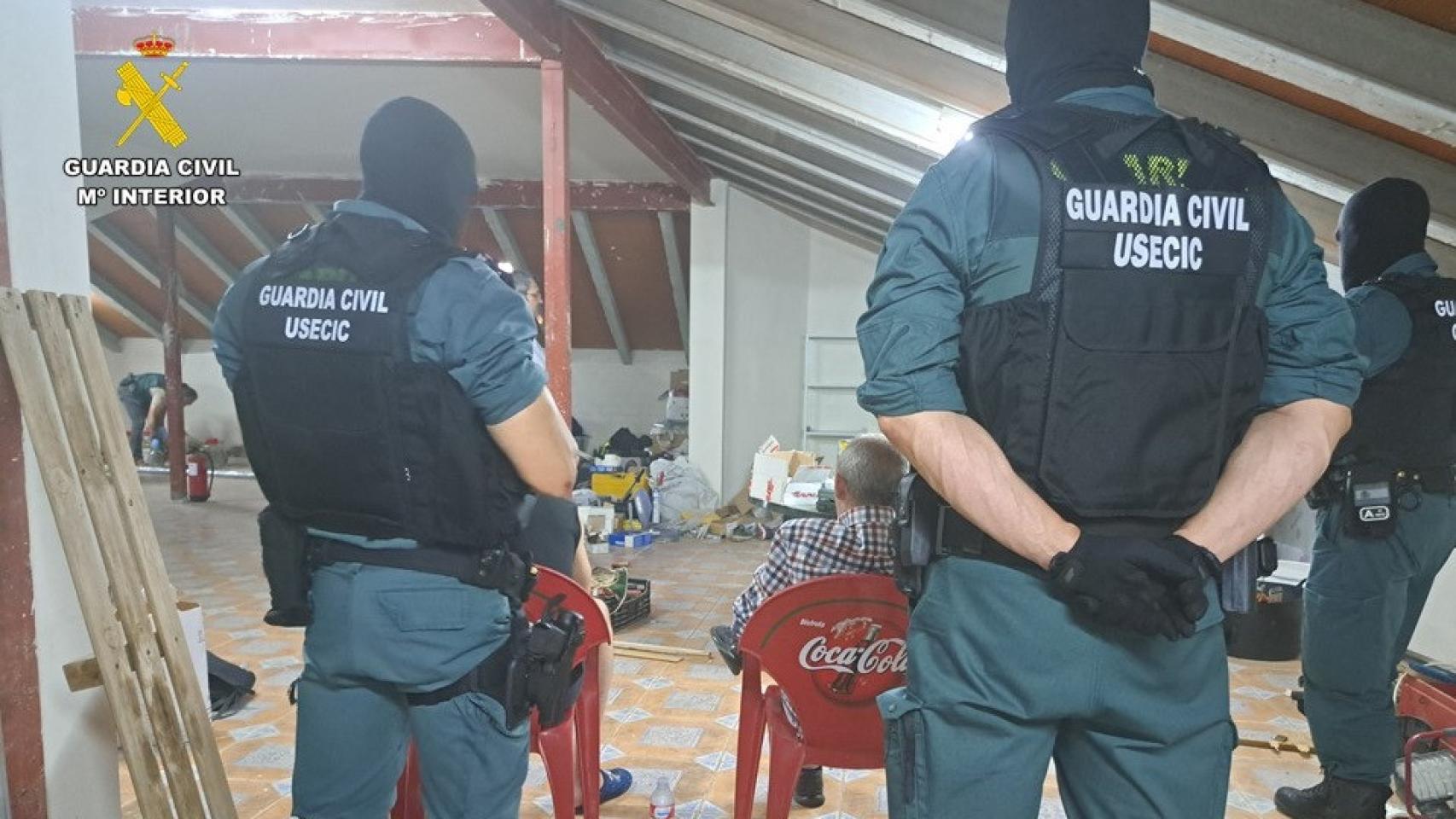 Agentes de la Guardia Civil durante uno de los registros.