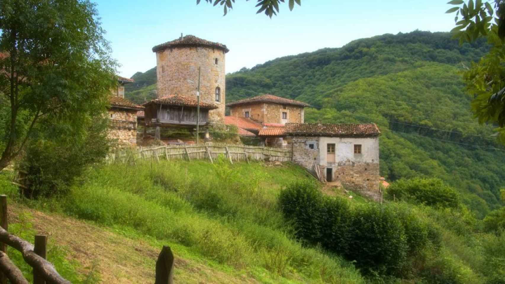 Pueblo en riesgo de despoblamiento en Asturias.