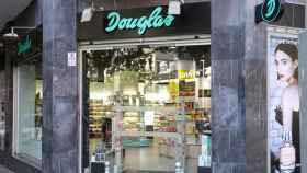 Escaparate de la tienda Douglas situada en el Paseo de las Acacias, Madrid.