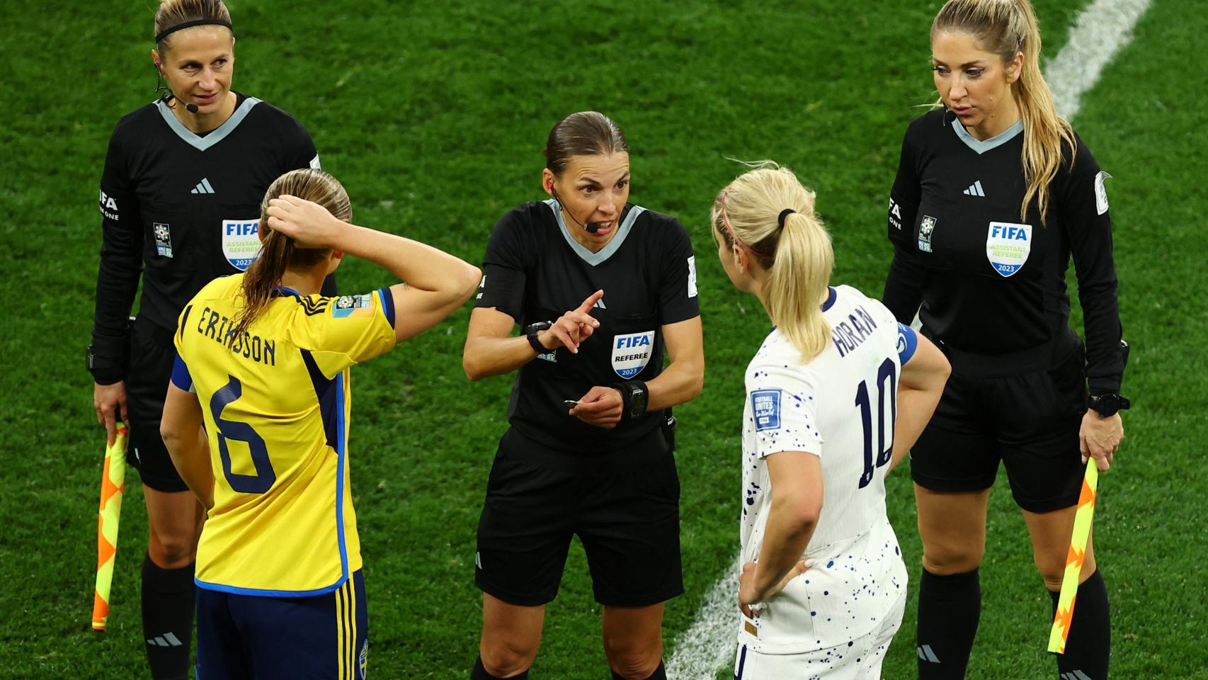 Frappart, dialogando con las jugadoras antes de la tanda de penaltis del EEUU - Suecia.