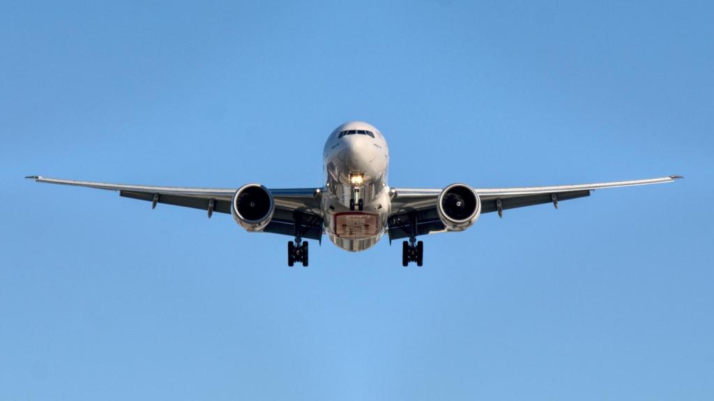 Un avión en el aire.