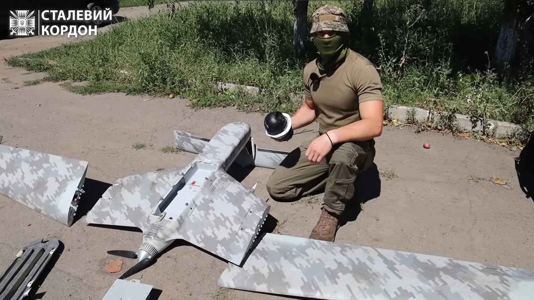 Soldado ucraniano con el dron ruso derribado