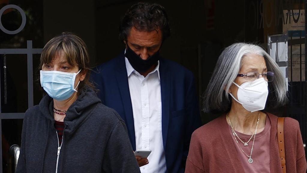 Beatriz Santana junto a su madre, Fernanda Dopeso, durante el funeral de Mila Ximénez, en junio de 2021.