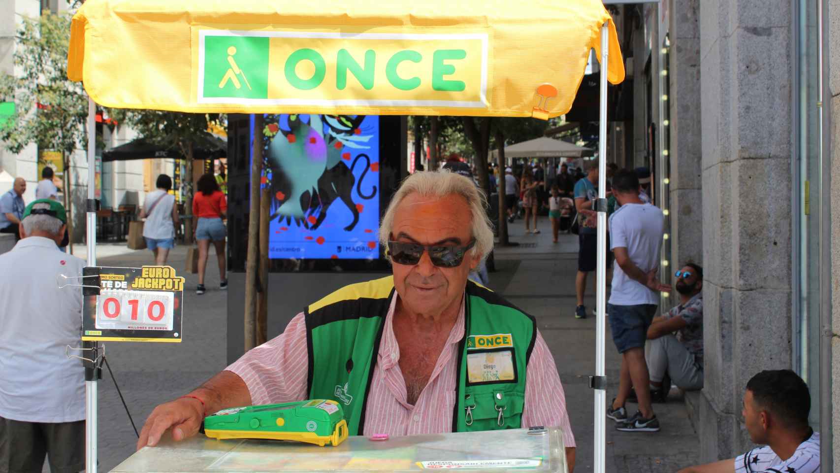 Diego (65), vendedor de lotería en la calle Montera.