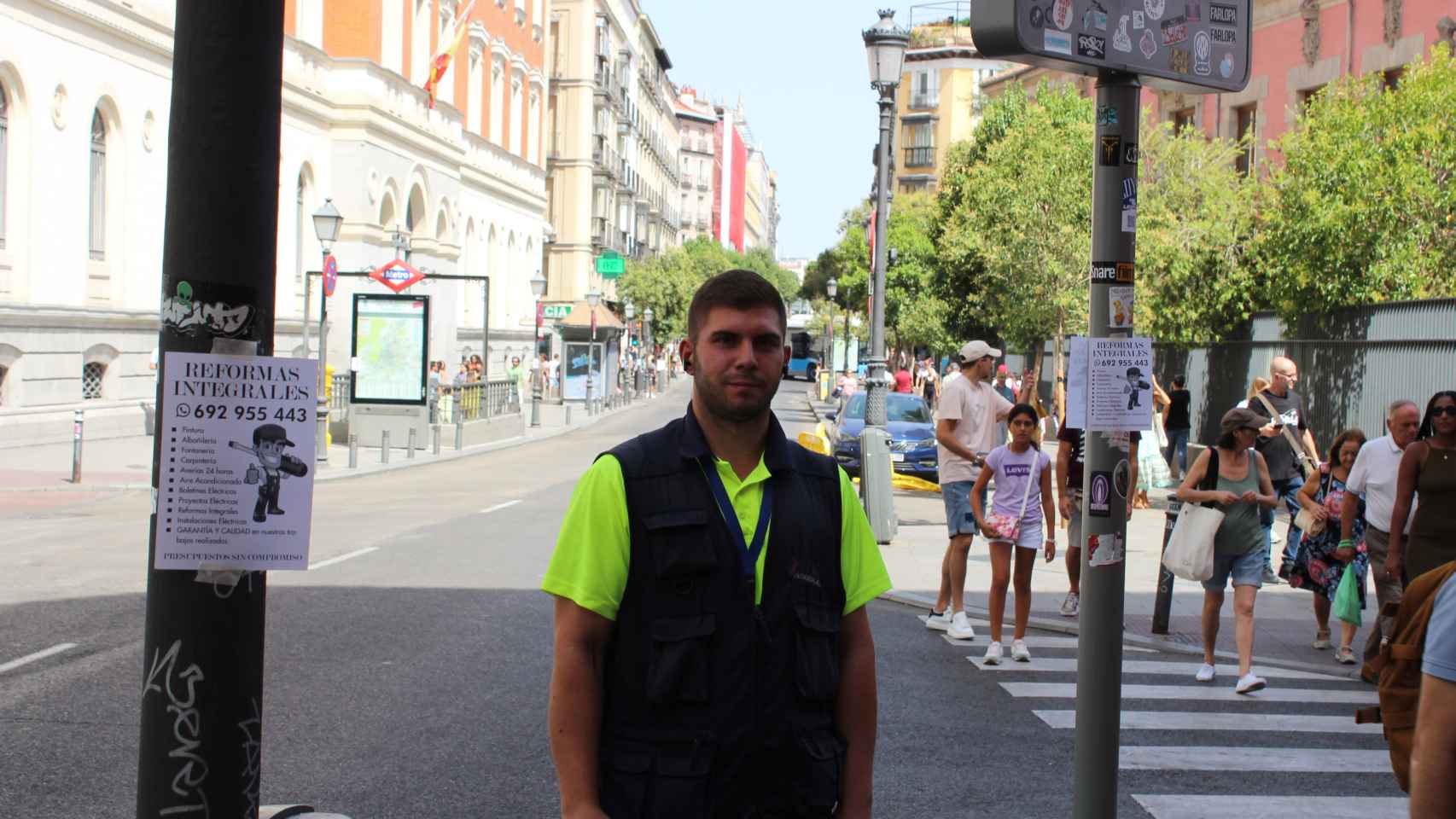 Emilio (24), revisor de contadores en la calle Fuencarral.