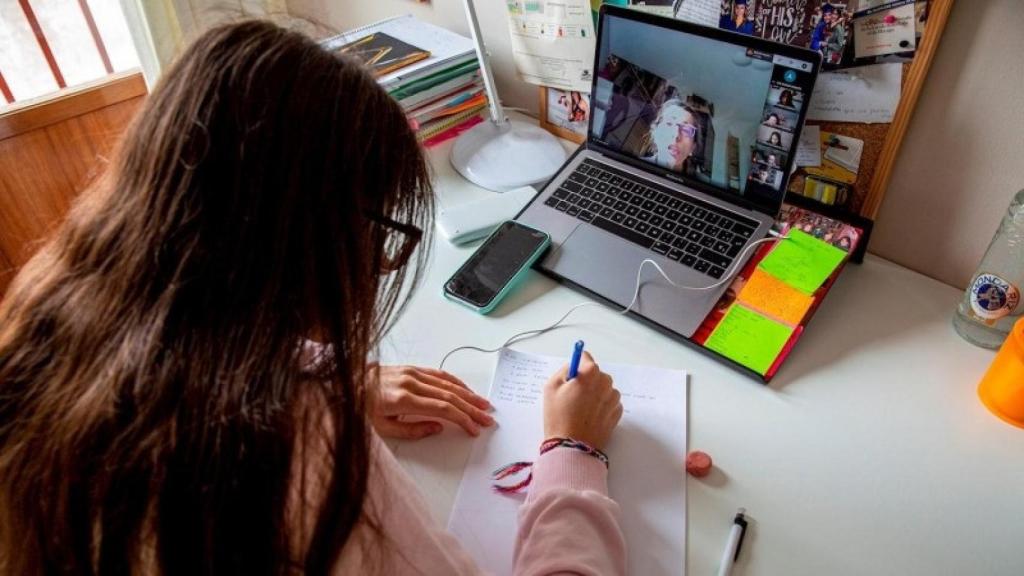 Una joven sigue una clase 'online' a través de su ordenador.