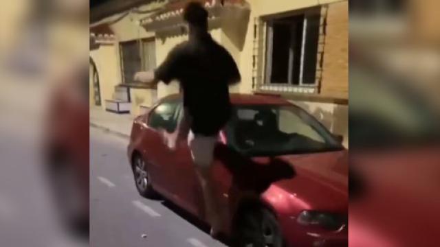 El momento en el que impacta con todo su peso sobre el retrovisor.