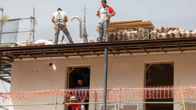 Varios obreros trabajan sobre un tejado en Toledo. Javier Longobardo
