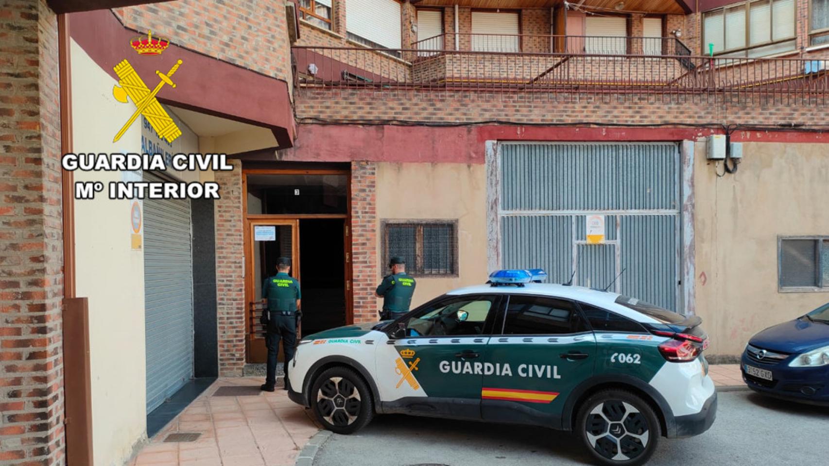 Los guardias civiles de Espinosa de los Monteros a las puertas del domicilio