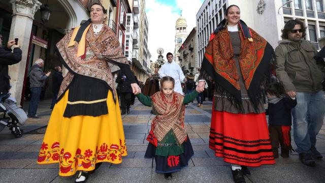 Mujeres palentinas en traje regional