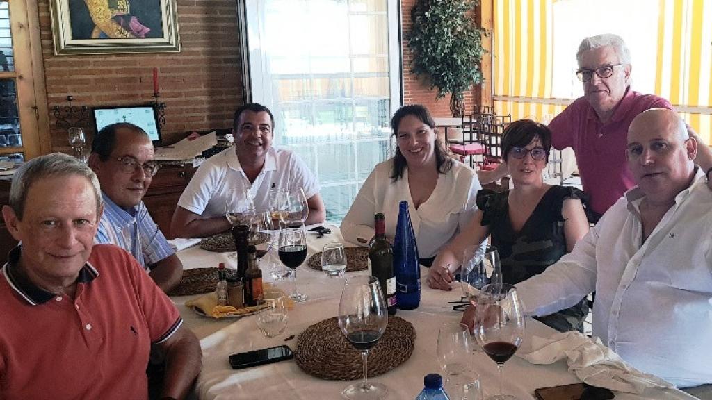 Foto de familia de los comensales en el Asador Cossío