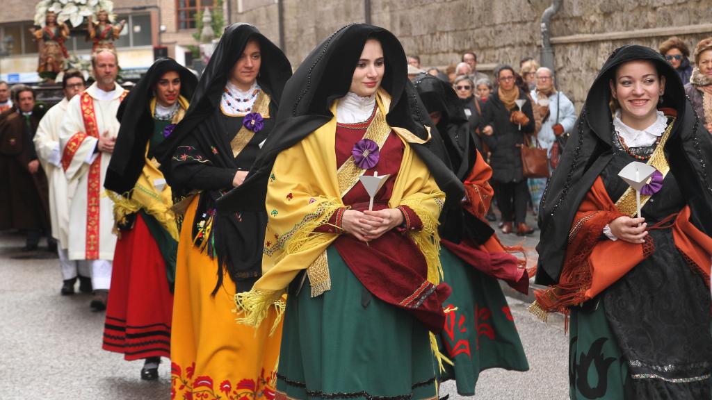 Festividad de las Candelas en Palencia, donde las mujeres lucen la banda dorada