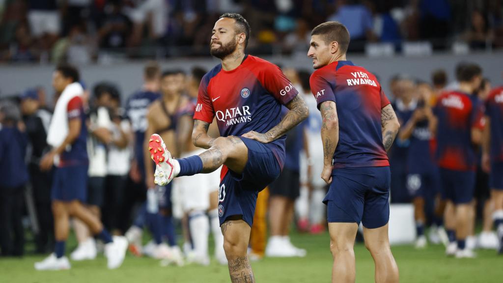 Neymar y Verratti calientan en un amistoso de pretemporada