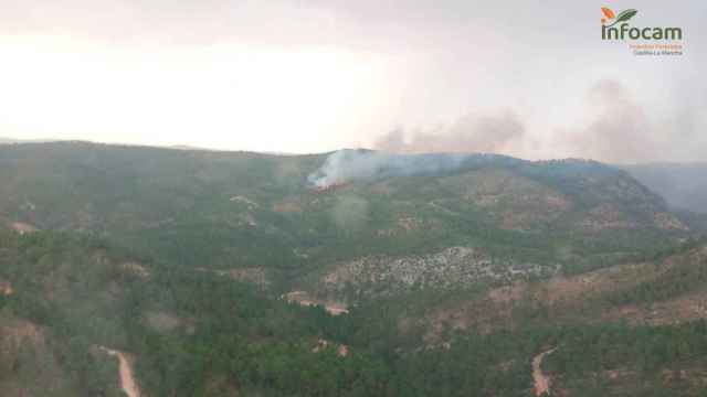 Columna de humo en el incendio forestal de Bogarra (Albacete)