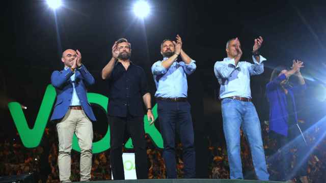 Jorge Buxadé, Iván Espinosa de los Monteros, Santiago Abascal, Javier Ortega Smith y Rocío Monasterio saludan a los asistentes del 'Vistalegre Plus Ultra', celebrado en el Palacio de Vistalegre  de Madrid en octubre de 2019.