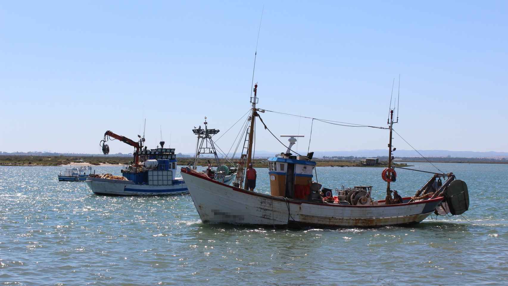 Barcos pesqueros en la costa de Andalucía.