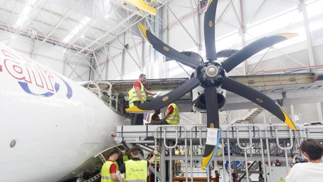 Varios técnicos trabajan en un avión en el nuevo hangar construido en el Aeropuerto Adolfo Suárez Madrid-Barajas por la compañía Swiftair.